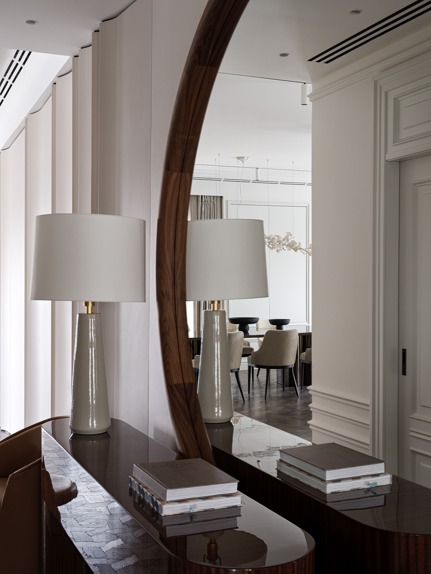 Роскошные консольные столики от Gaewski Furniture в интерьере квартиры