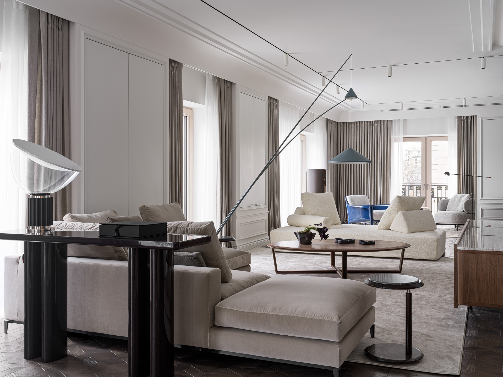 Роскошные консольные столики от Gaewski Furniture в интерьере квартиры