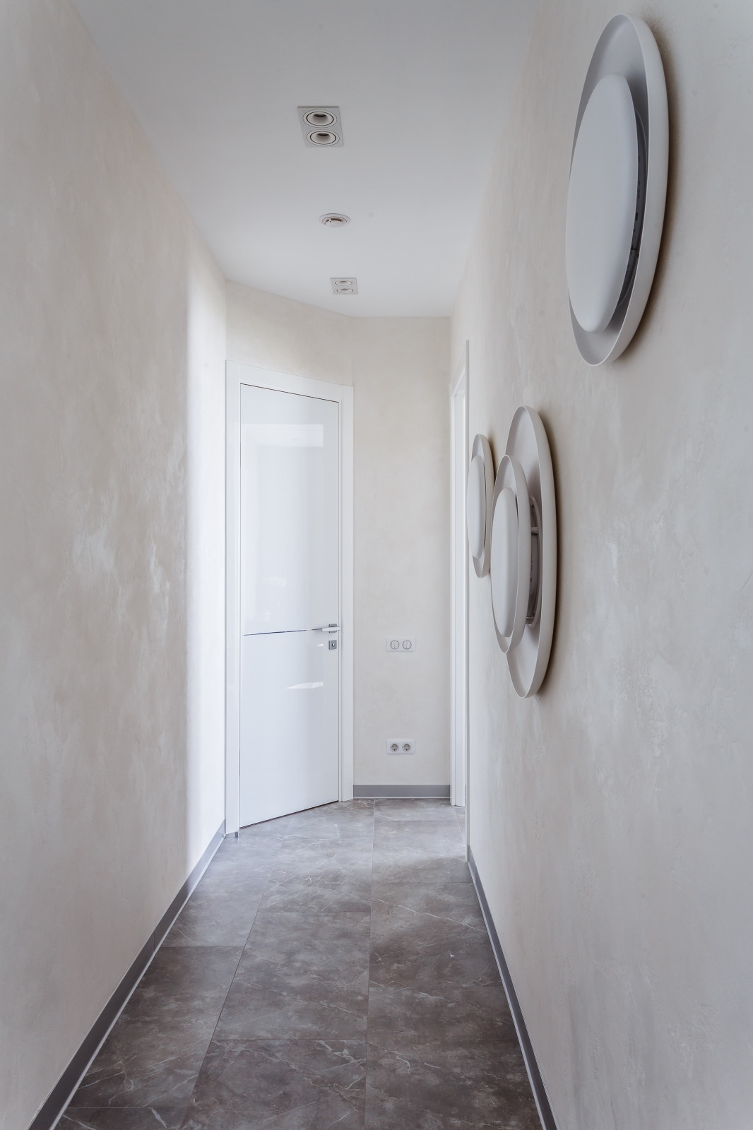 Фото коридора реализованного проекта квартиры ЖК "Адмирал".