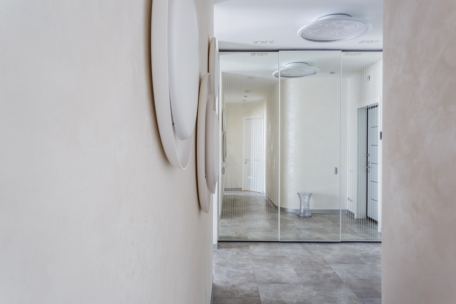 Фото коридора реализованного проекта квартиры ЖК "Адмирал".