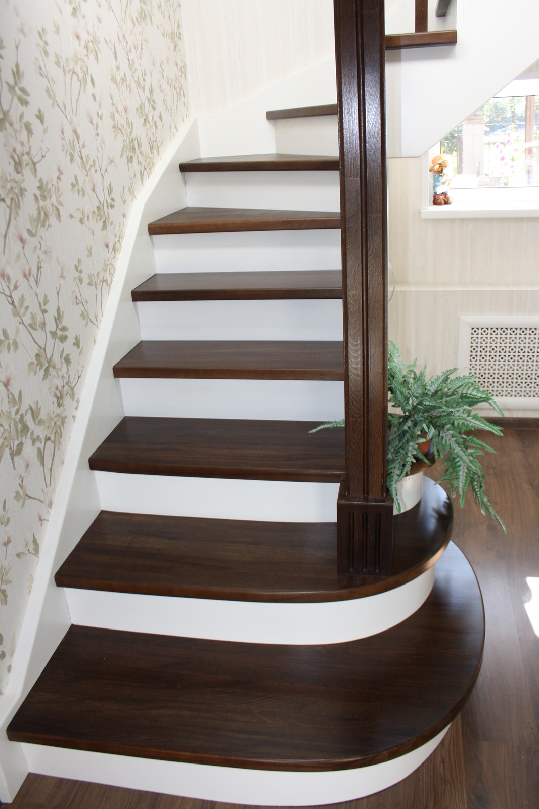 Лестница из бука с контрастной покраской