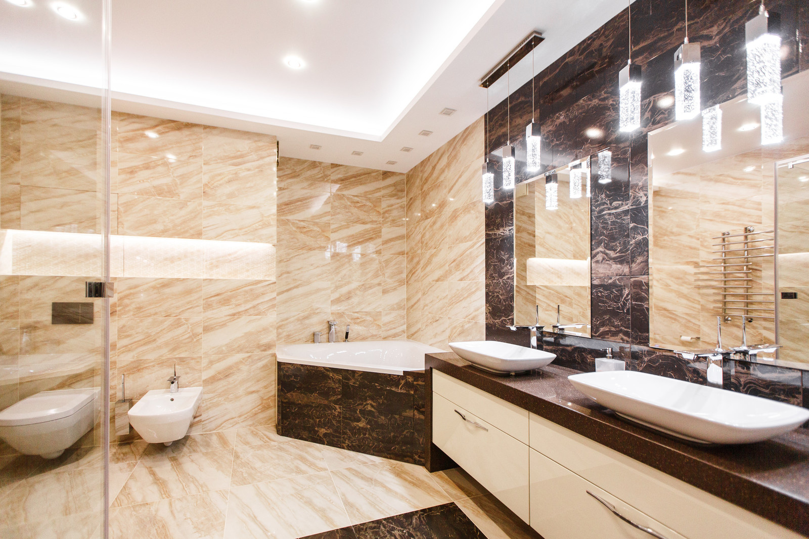 Современная квартира с мрамором на стенах