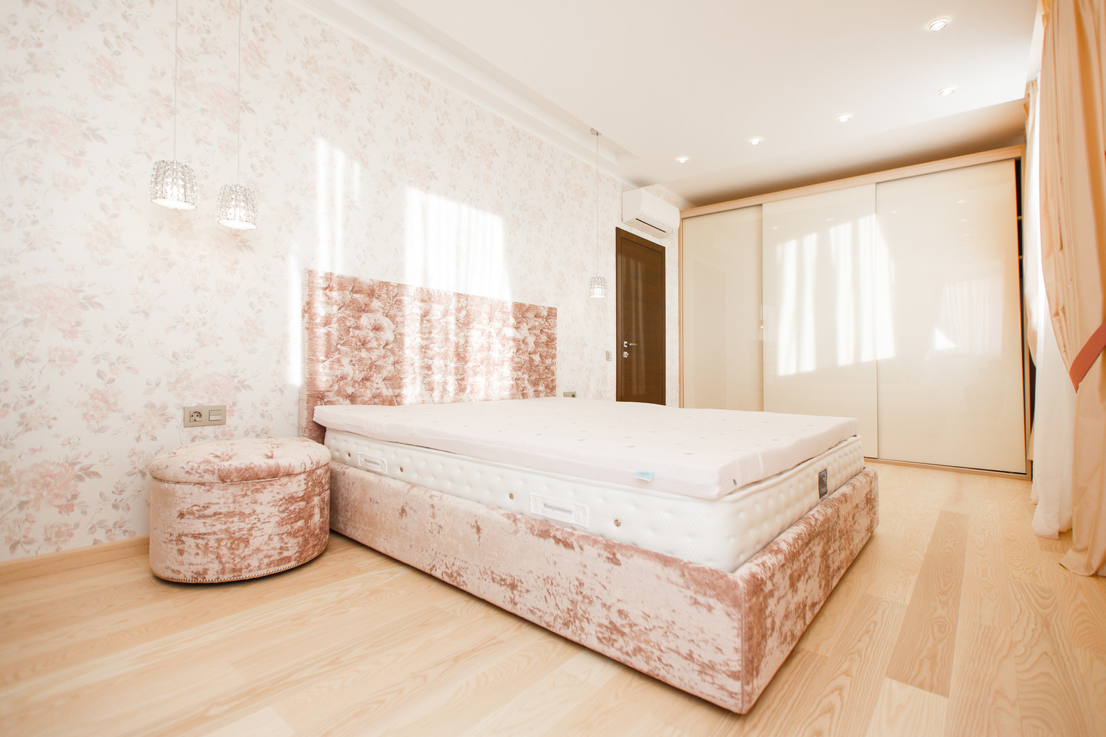 Современная квартира с мрамором на стенах