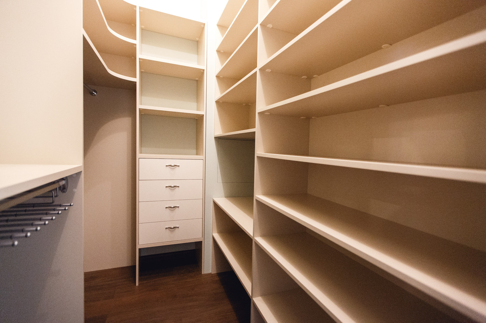 Современная квартира с мрамором на стенах