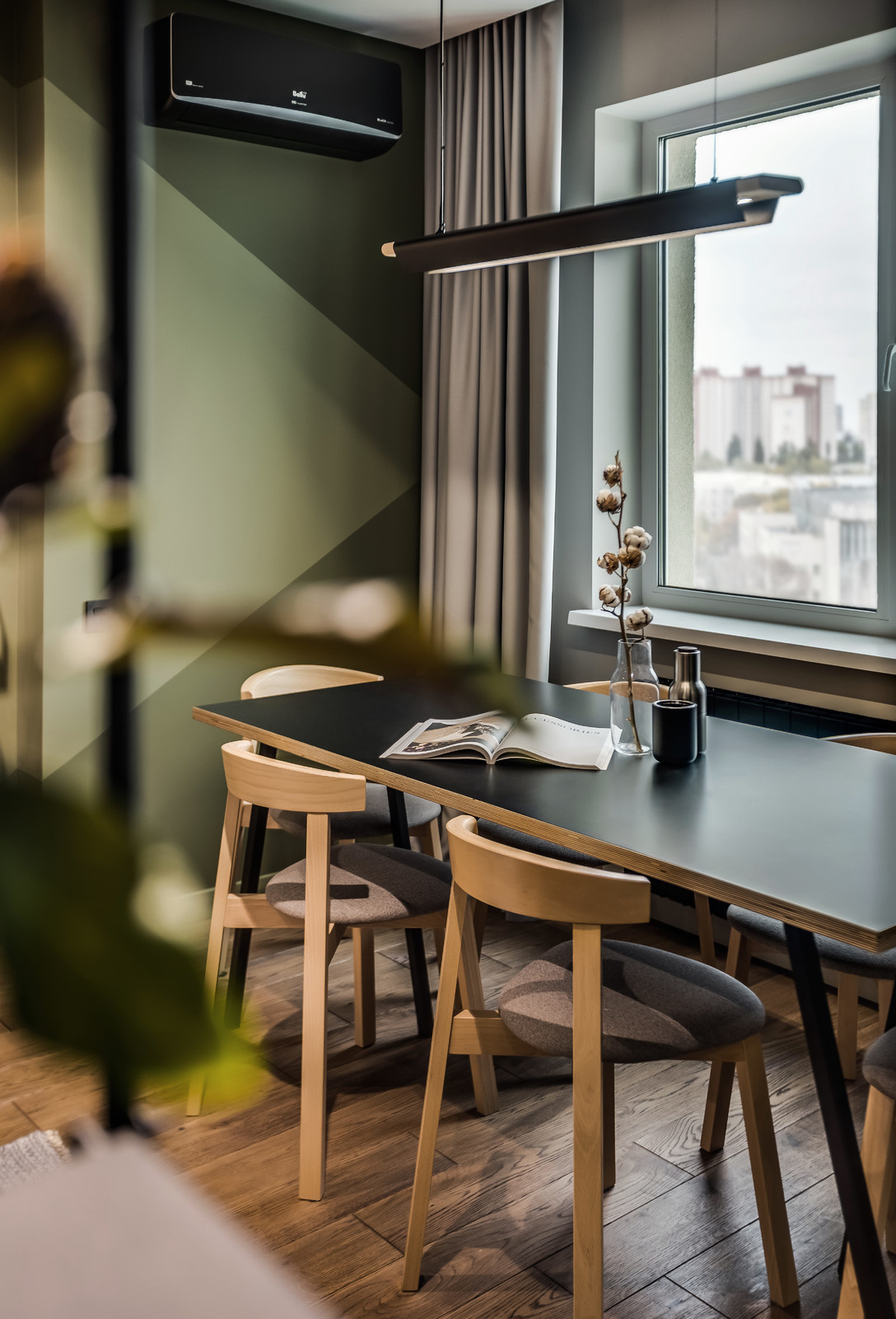 Houzz Украина: Квартира для холостяка, который любит зеленый цвет