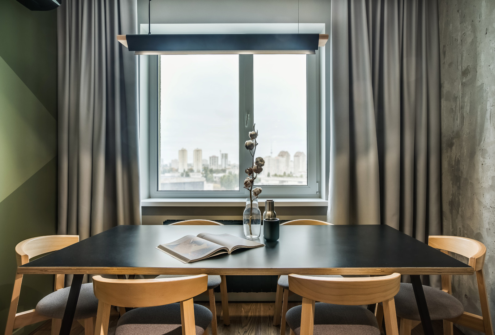 Houzz Украина: Квартира для холостяка, который любит зеленый цвет