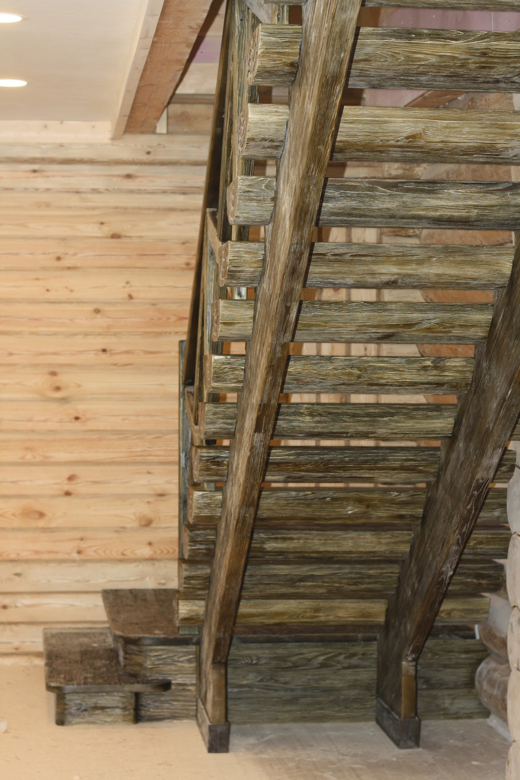 Лестница шале со старением, болотный цвет