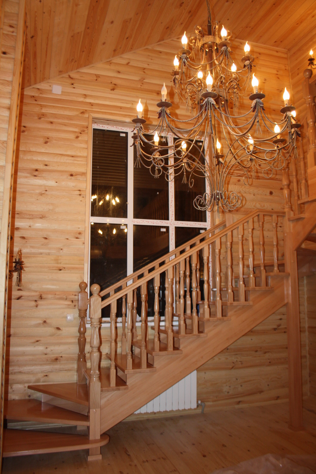 Буковая лестница в цвет дерева без подступят