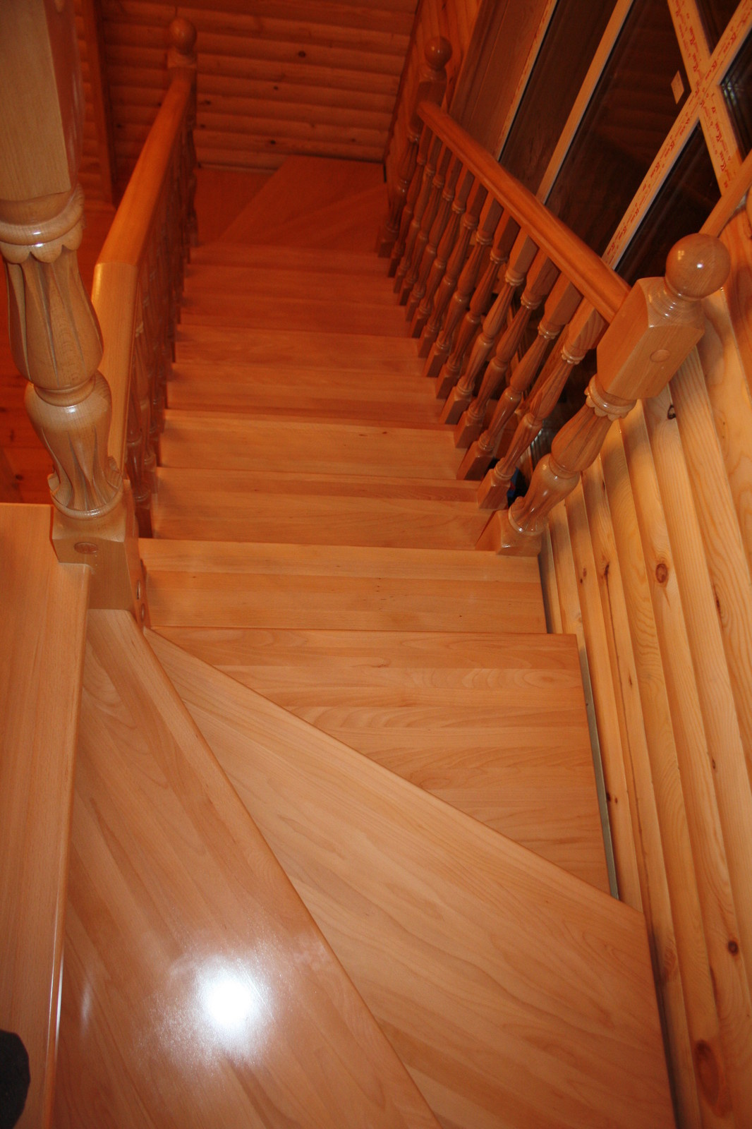 Буковая лестница в цвет дерева без подступят