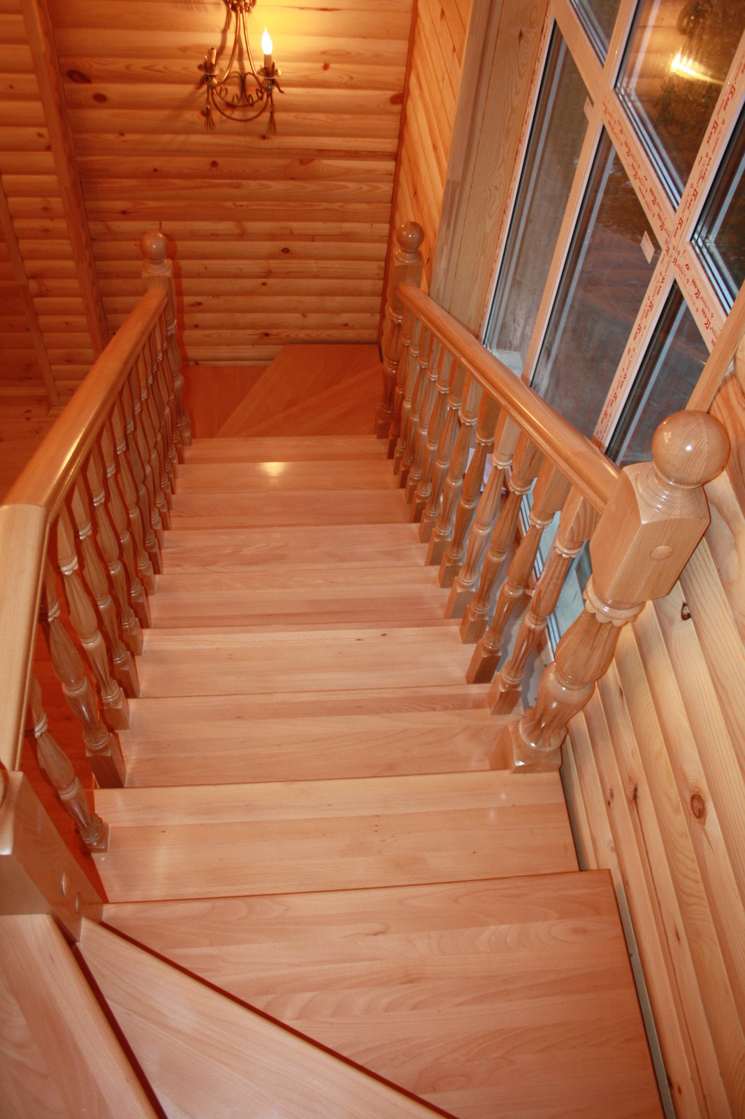 Буковая лестница в цвет дерева без подступят