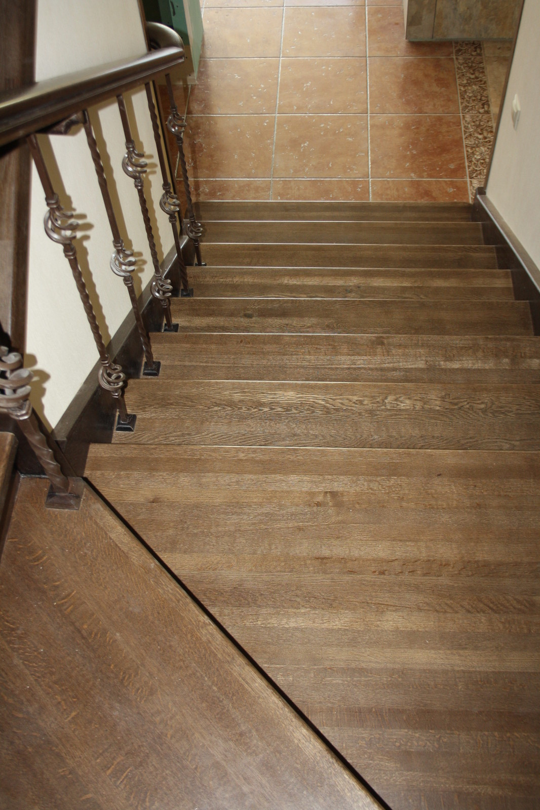 Дубовая лестница на бетонном основании