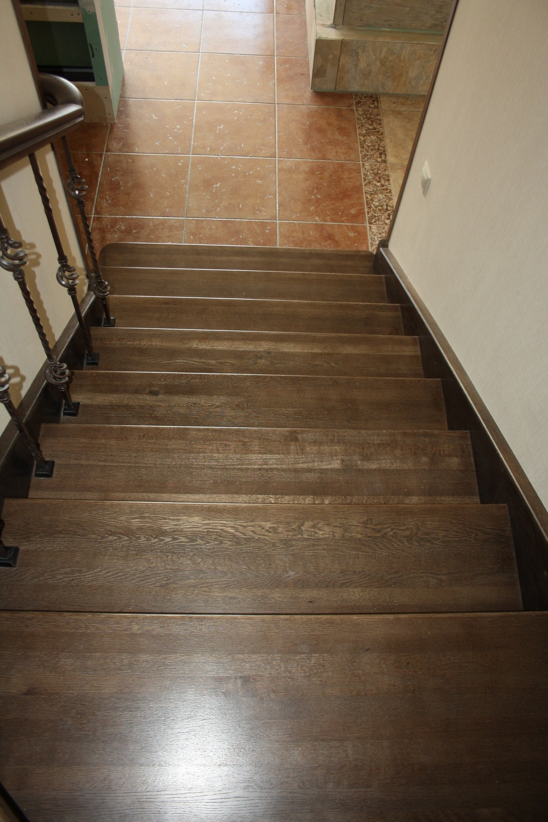 Дубовая лестница на бетонном основании