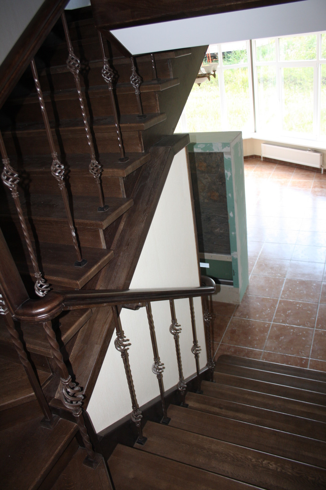 Дубовая лестница на бетонном основании