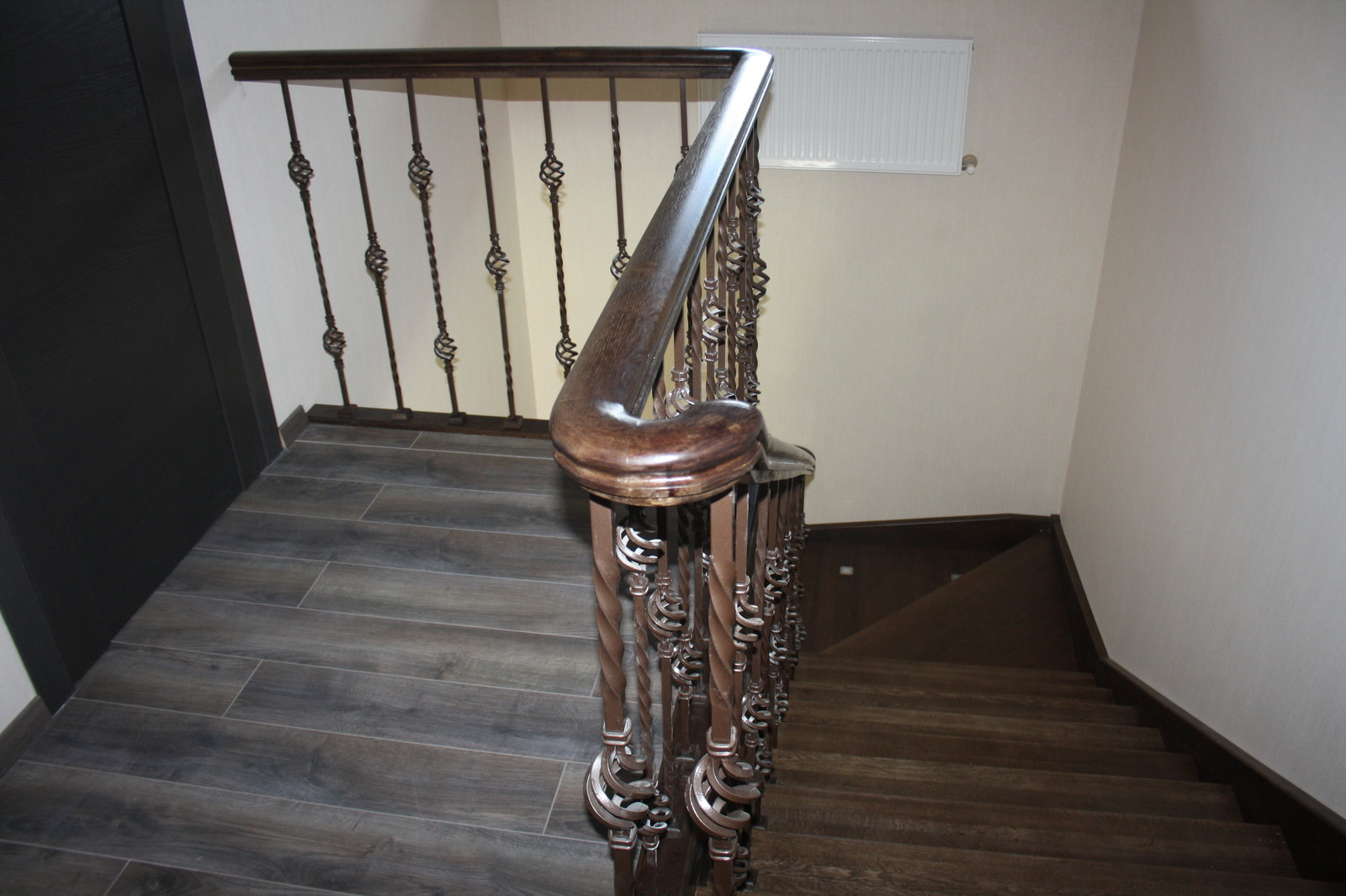 Дубовая лестница на бетонном основании