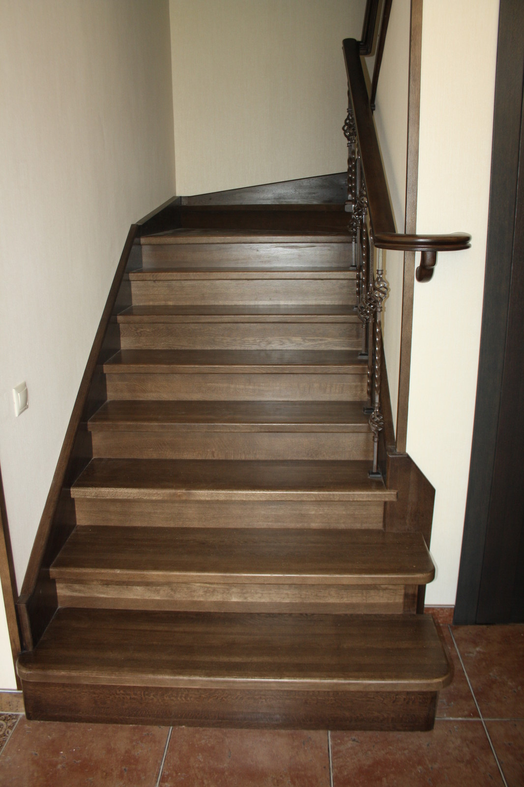 Дубовая лестница на бетонном основании