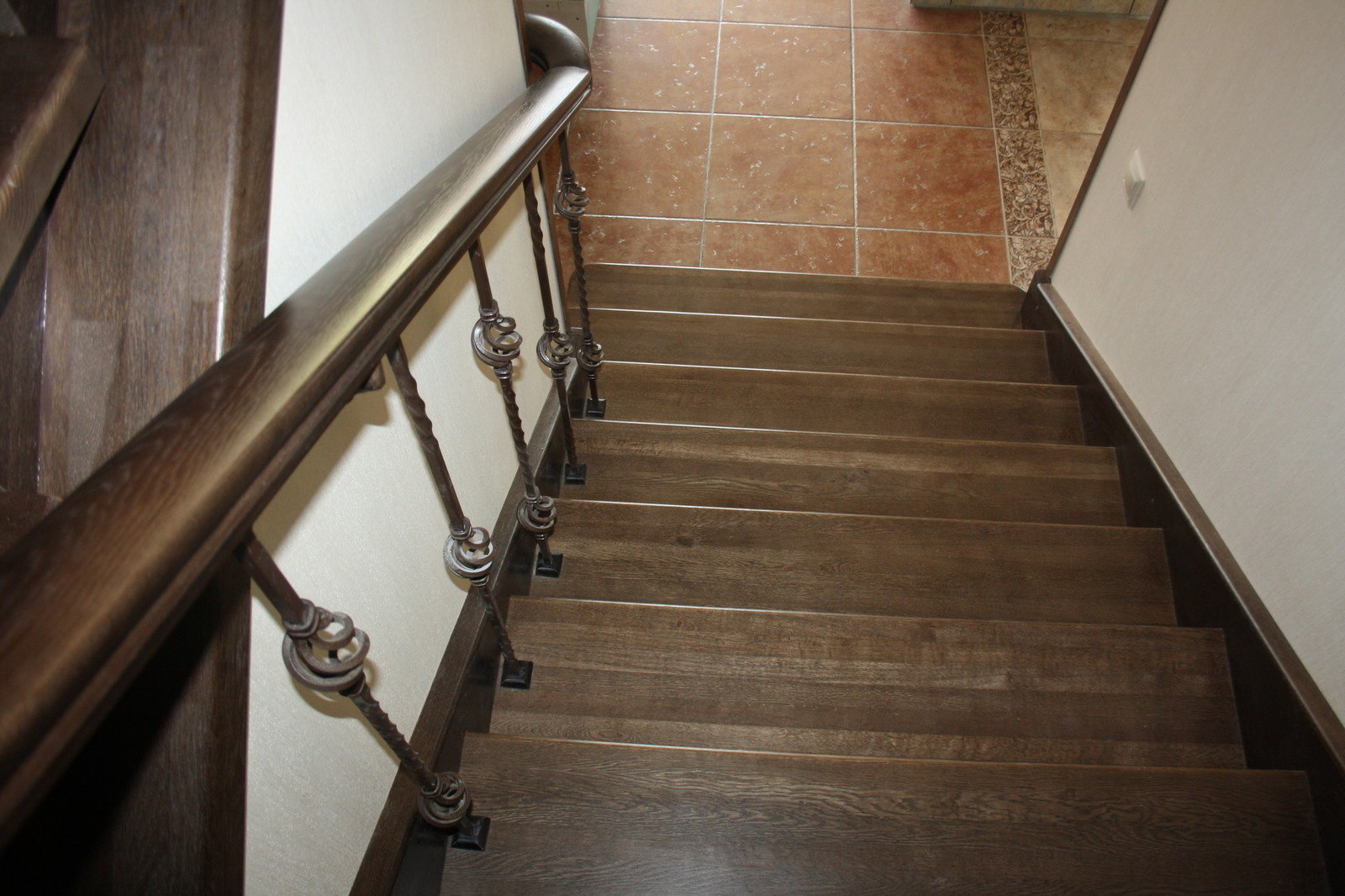 Дубовая лестница на бетонном основании