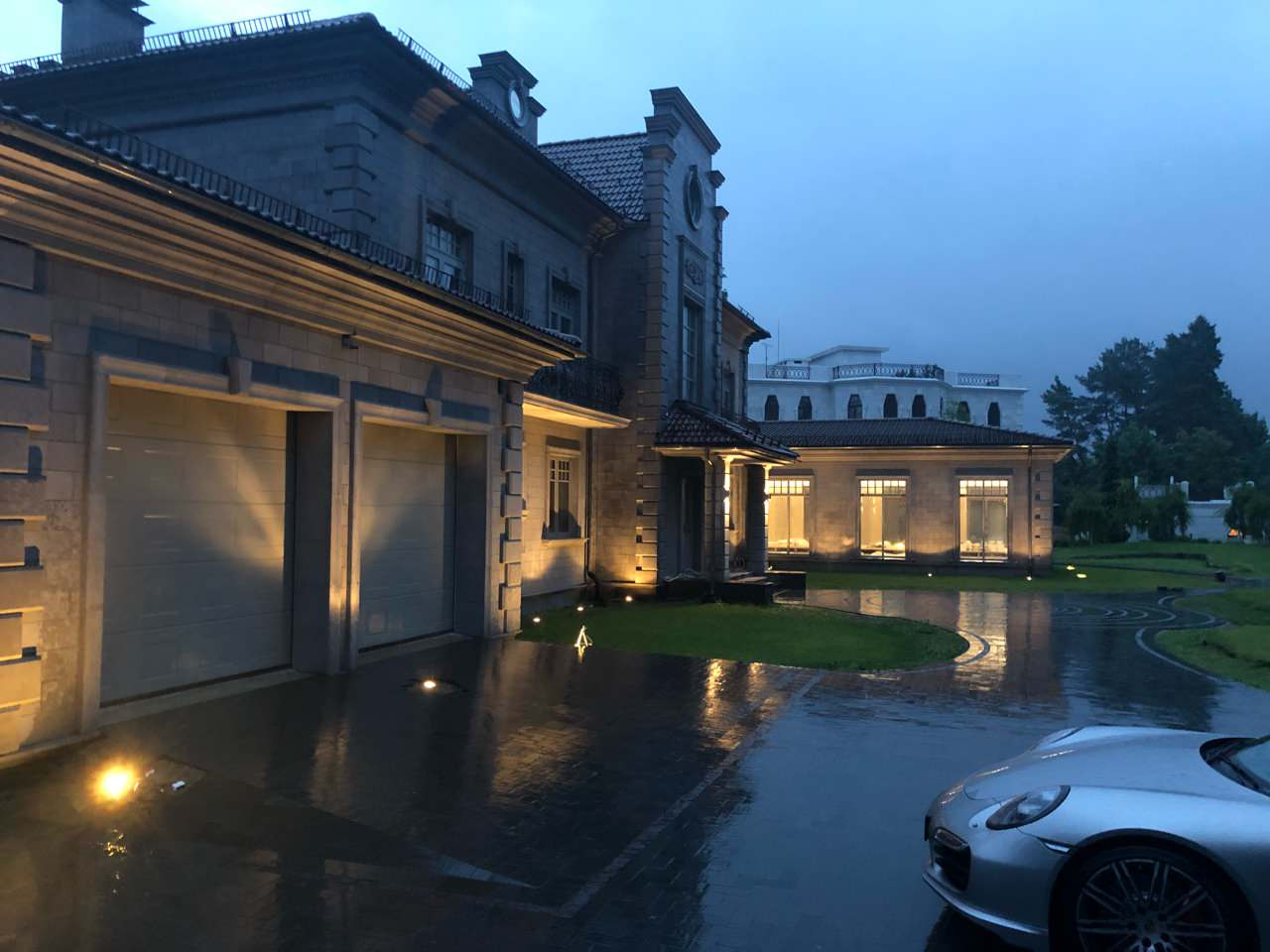 Проект шикарного дома с гаражом и бассейном