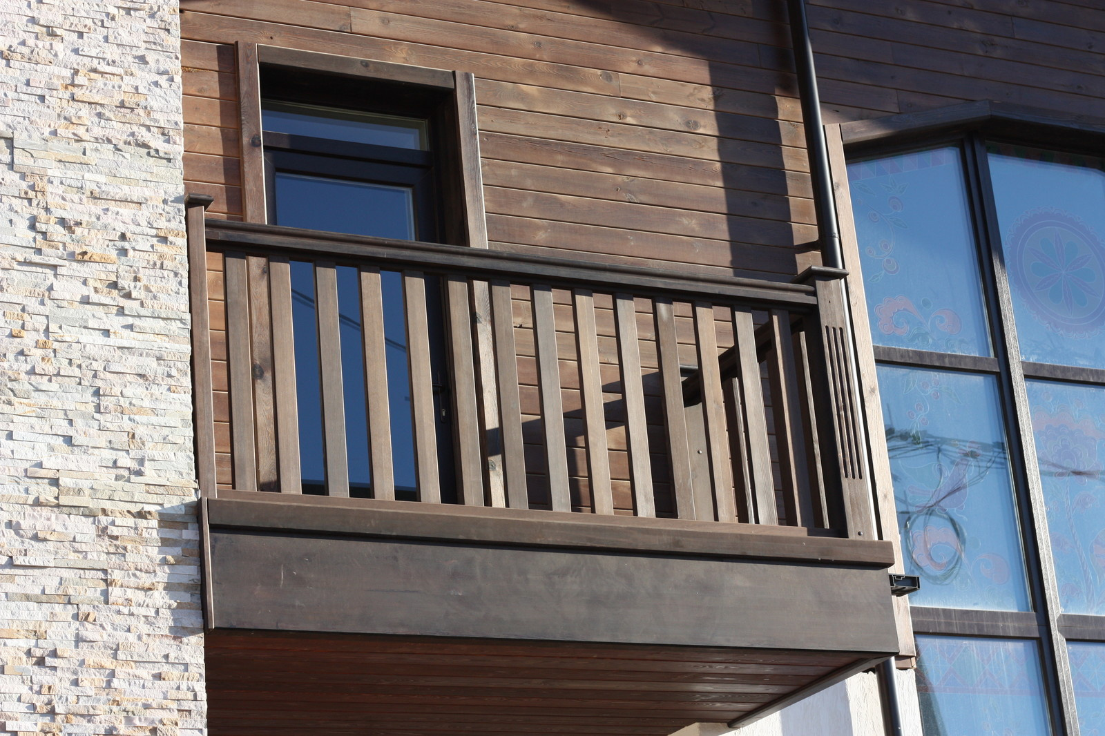 Балкон из массива сосны