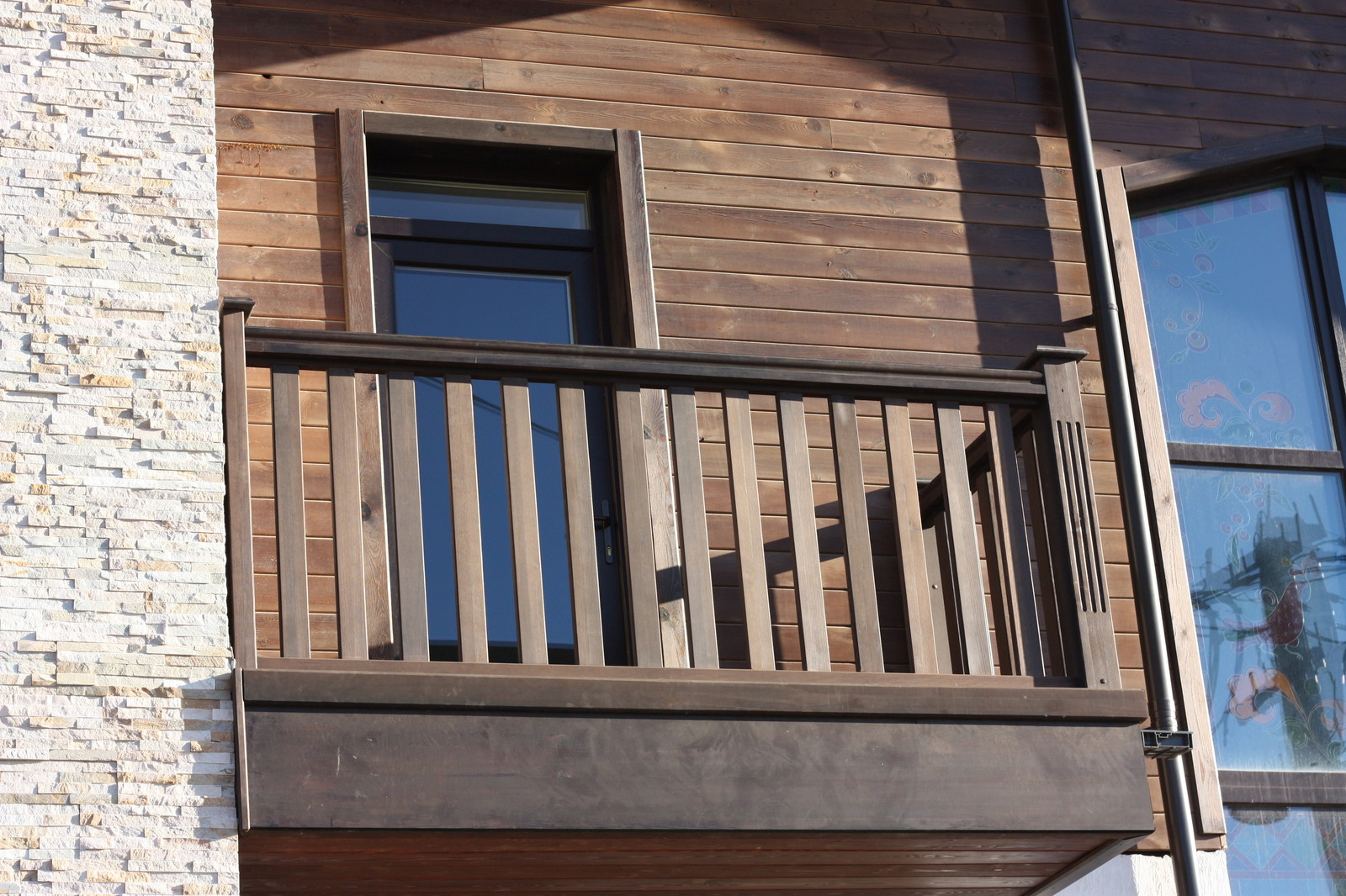 Балкон из массива сосны