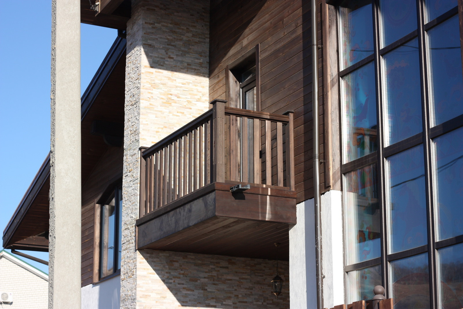 Балкон из массива сосны