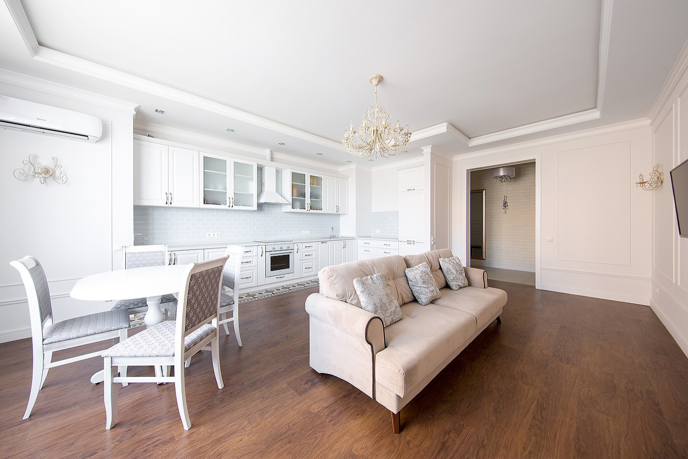 Двухкомнатная квартира с белым кирпичом