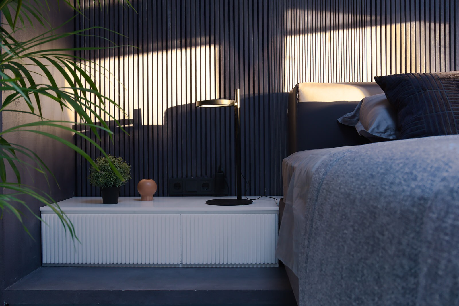 Пещера под водопадом