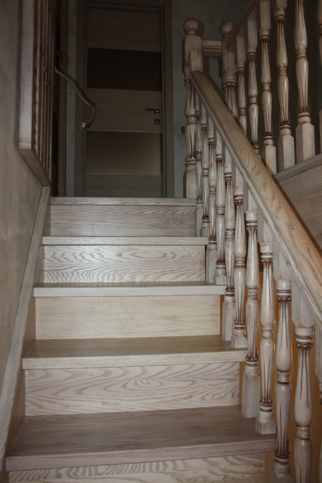 Ясеневая лестница с патинированием