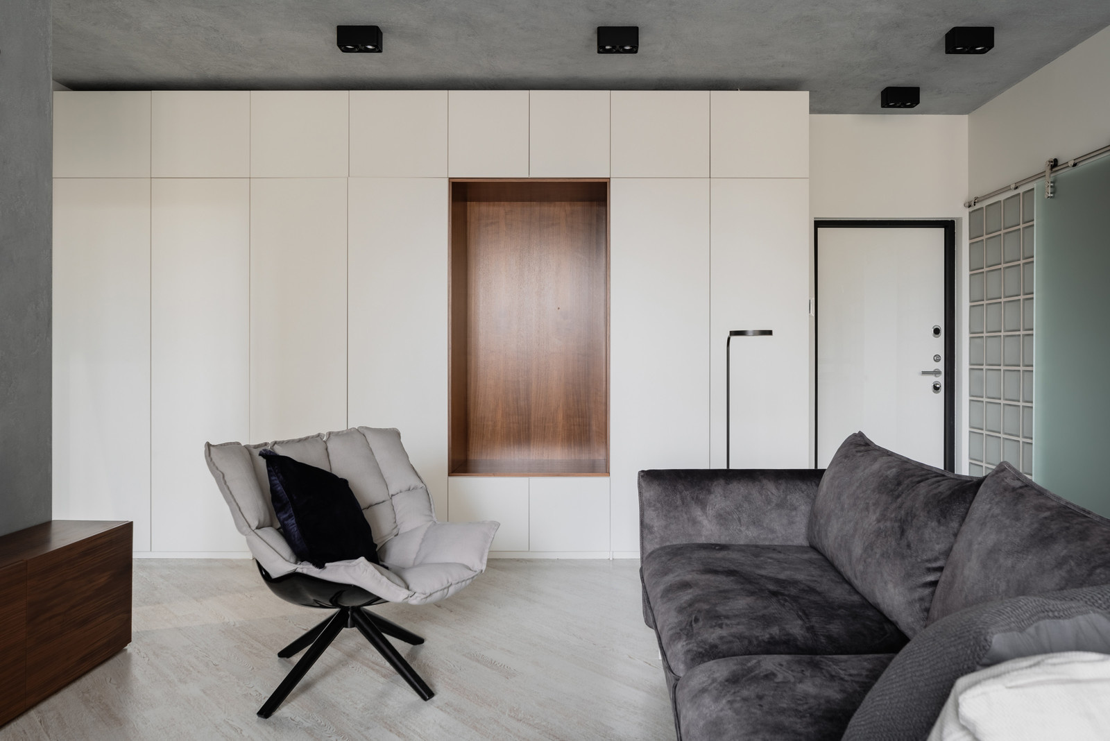 Houzz тур: Стеклоблоки вместо стен и минимум дверей в Петербурге