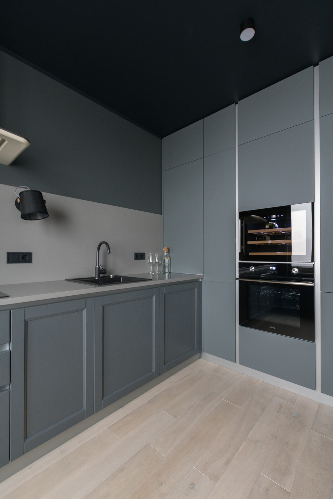 Кухня в антрацитовом цвете для молодого парня