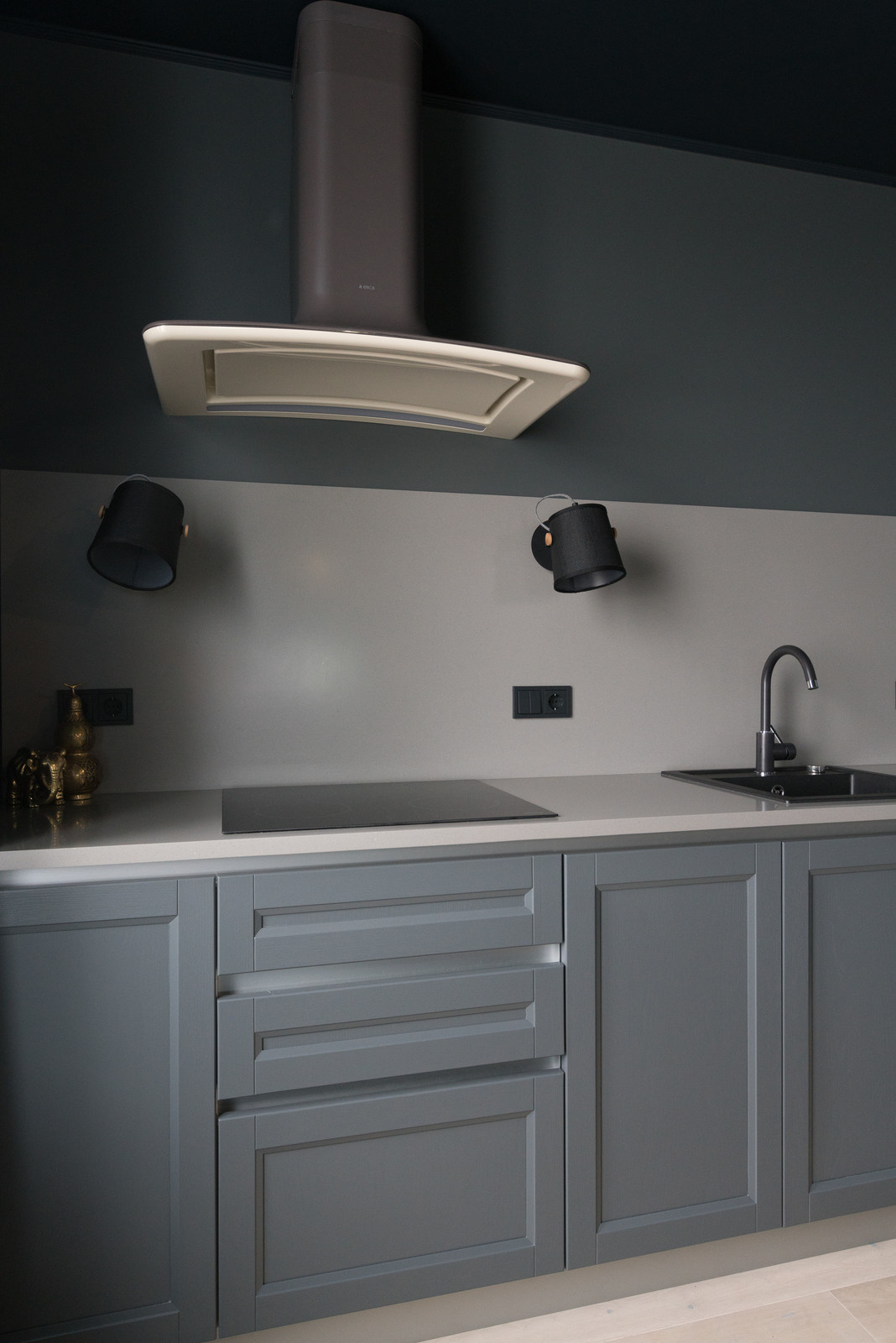 Кухня в антрацитовом цвете для молодого парня