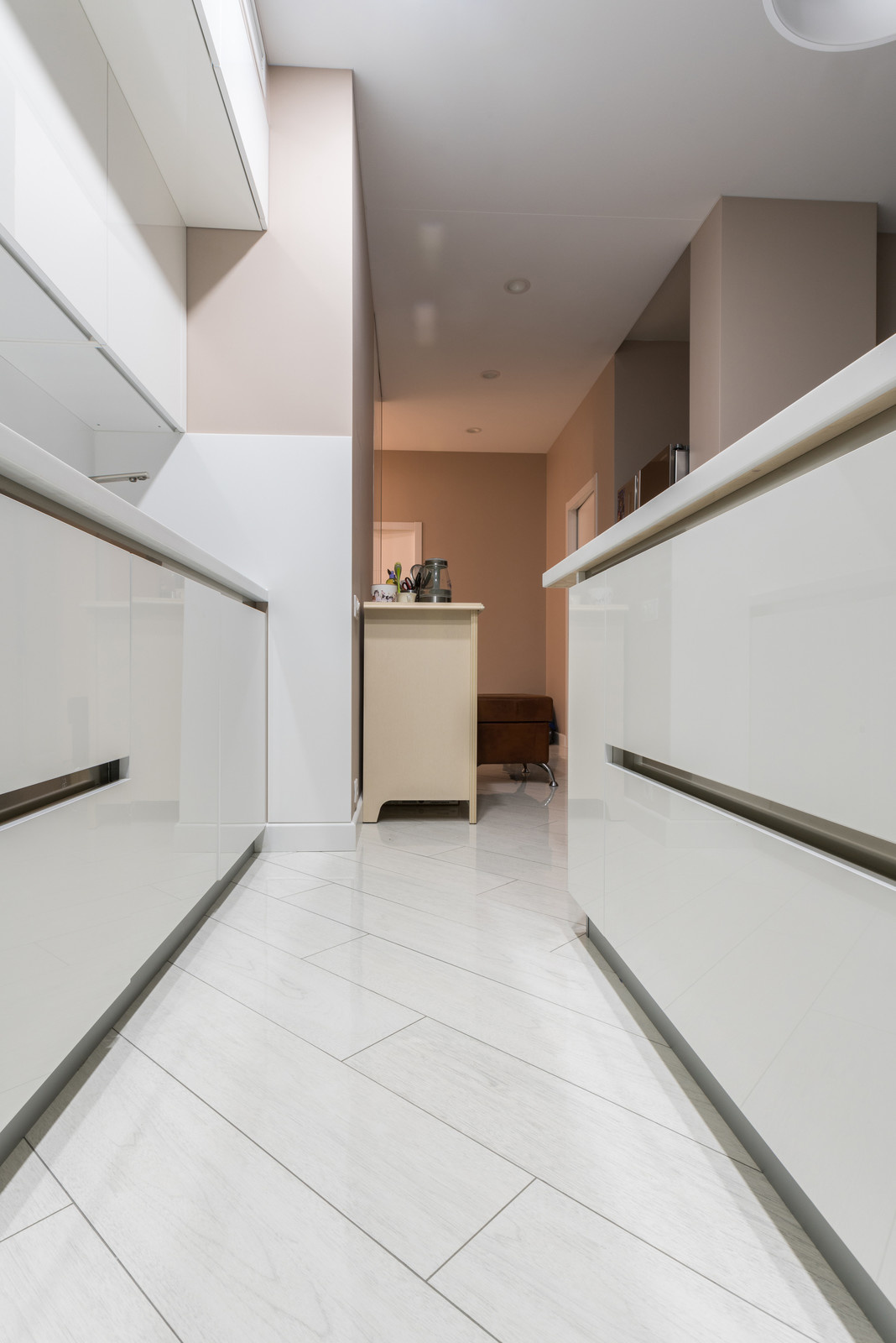 Прямая кухня с островом в современном стиле