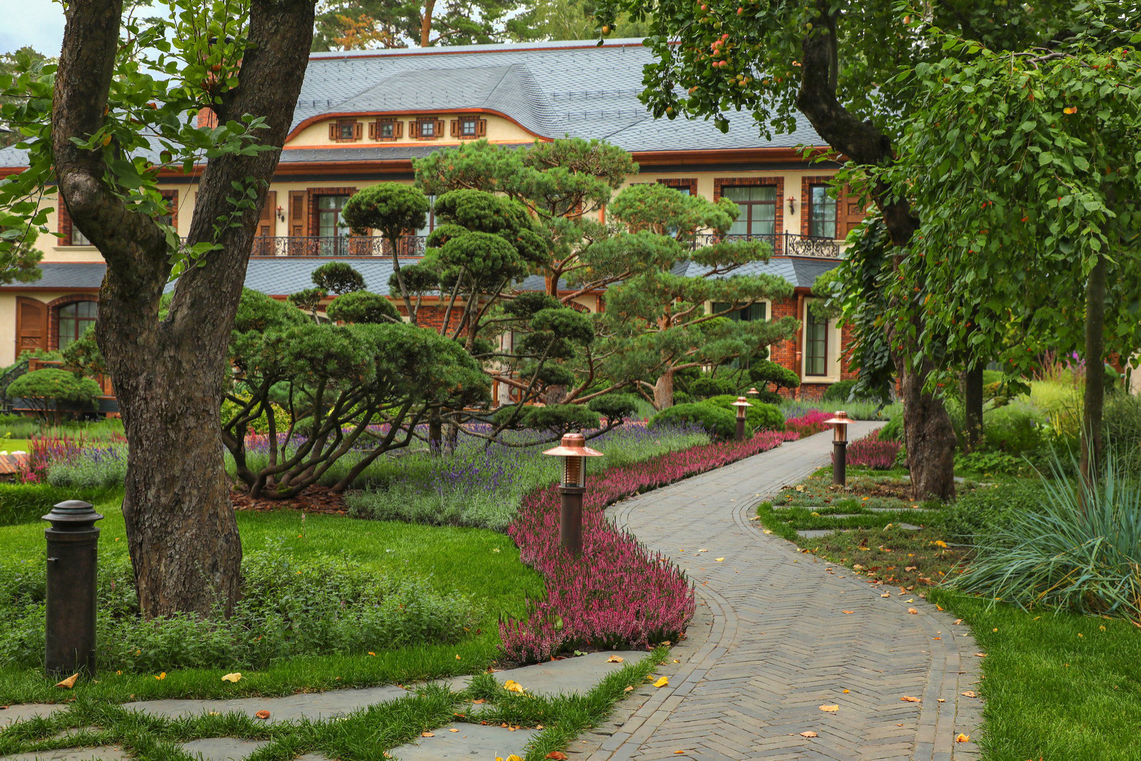 Коттеджный сад в Барвихе (дизайн и исполнение компании "Imperial Garden")