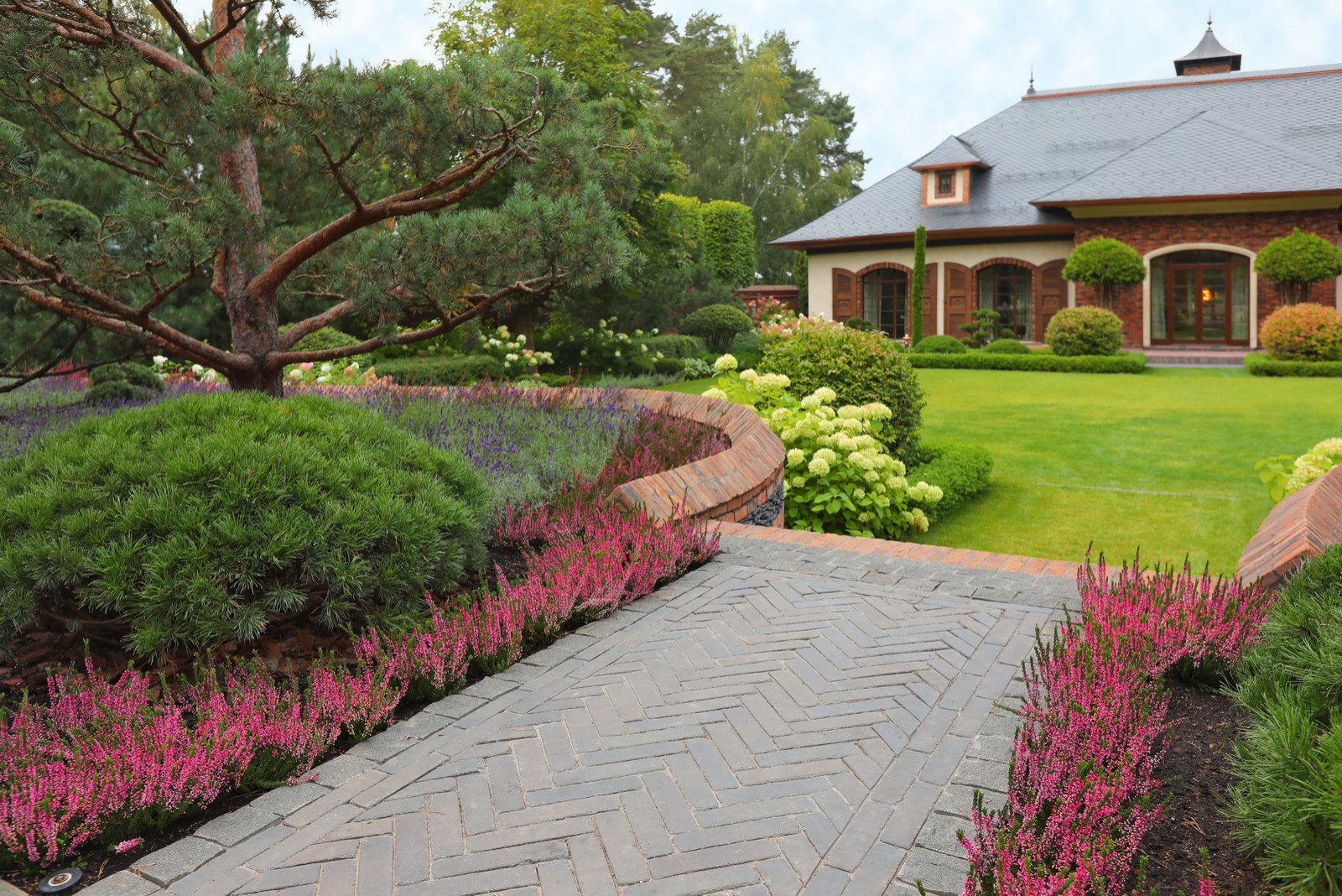 Коттеджный сад в Барвихе (дизайн и исполнение компании "Imperial Garden")