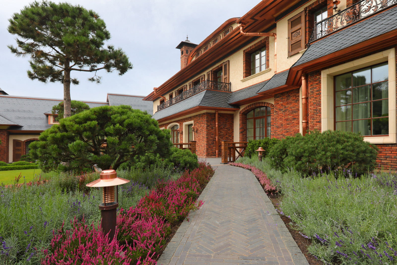 Коттеджный сад в Барвихе (дизайн и исполнение компании "Imperial Garden")