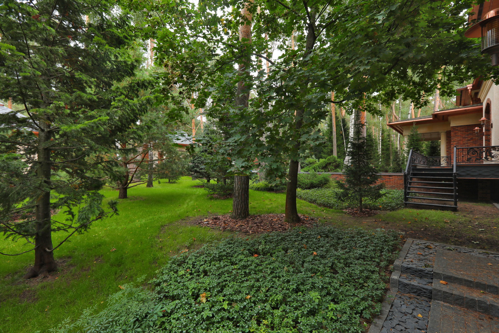 Коттеджный сад в Барвихе (дизайн и исполнение компании "Imperial Garden")