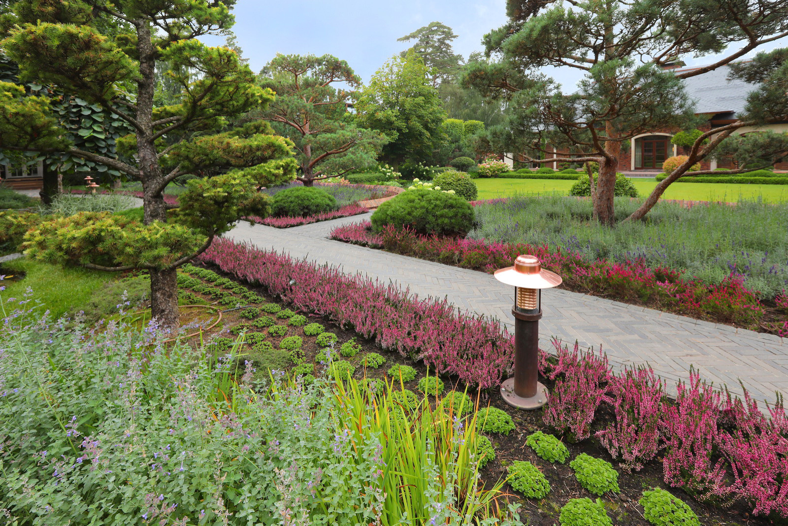 Коттеджный сад в Барвихе (дизайн и исполнение компании "Imperial Garden")