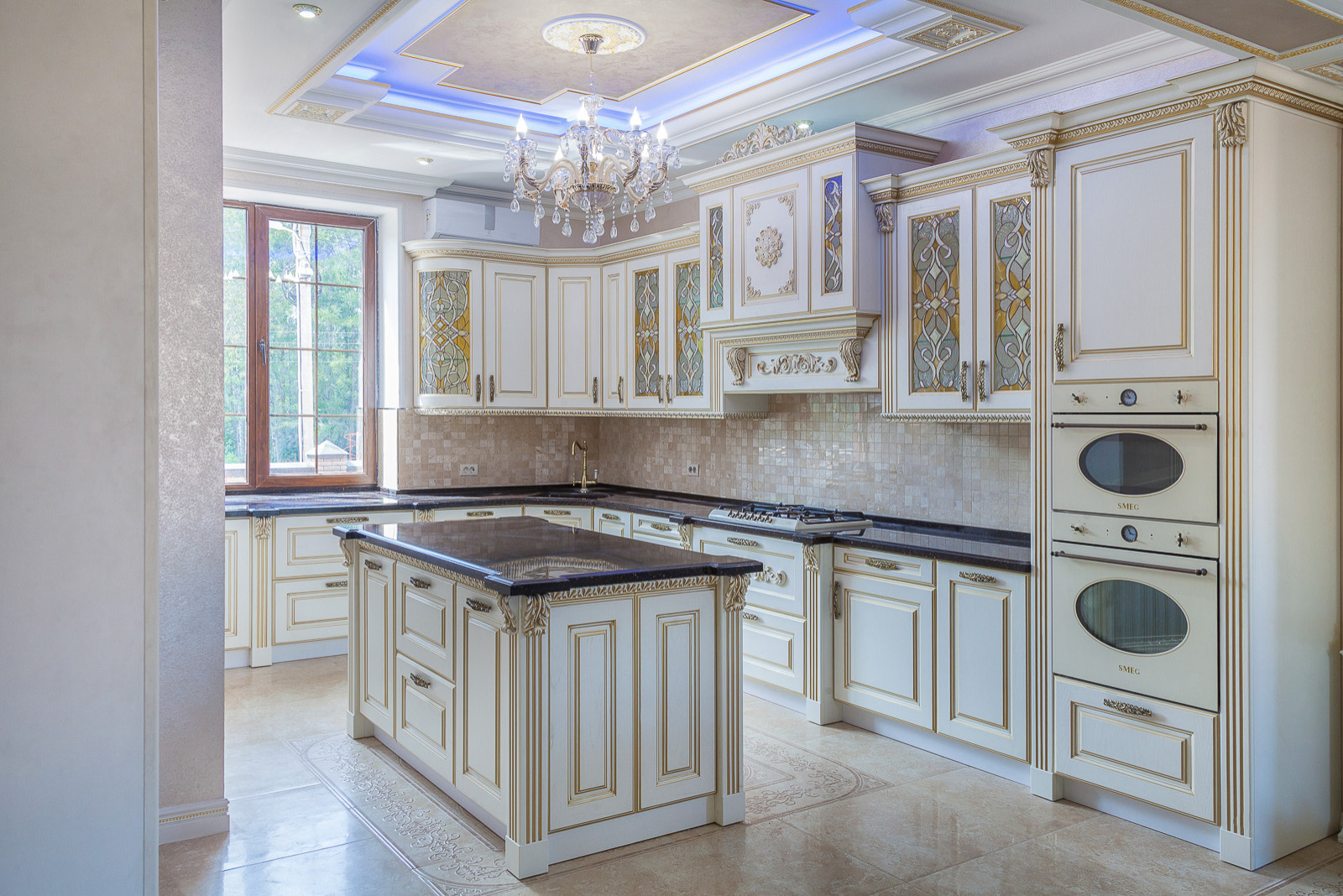 Классическая кухня с витражными вставками