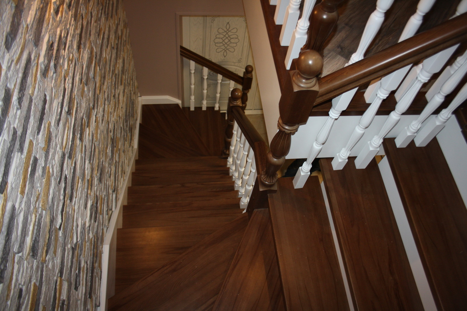 Лестница из бука с контрастной покраской