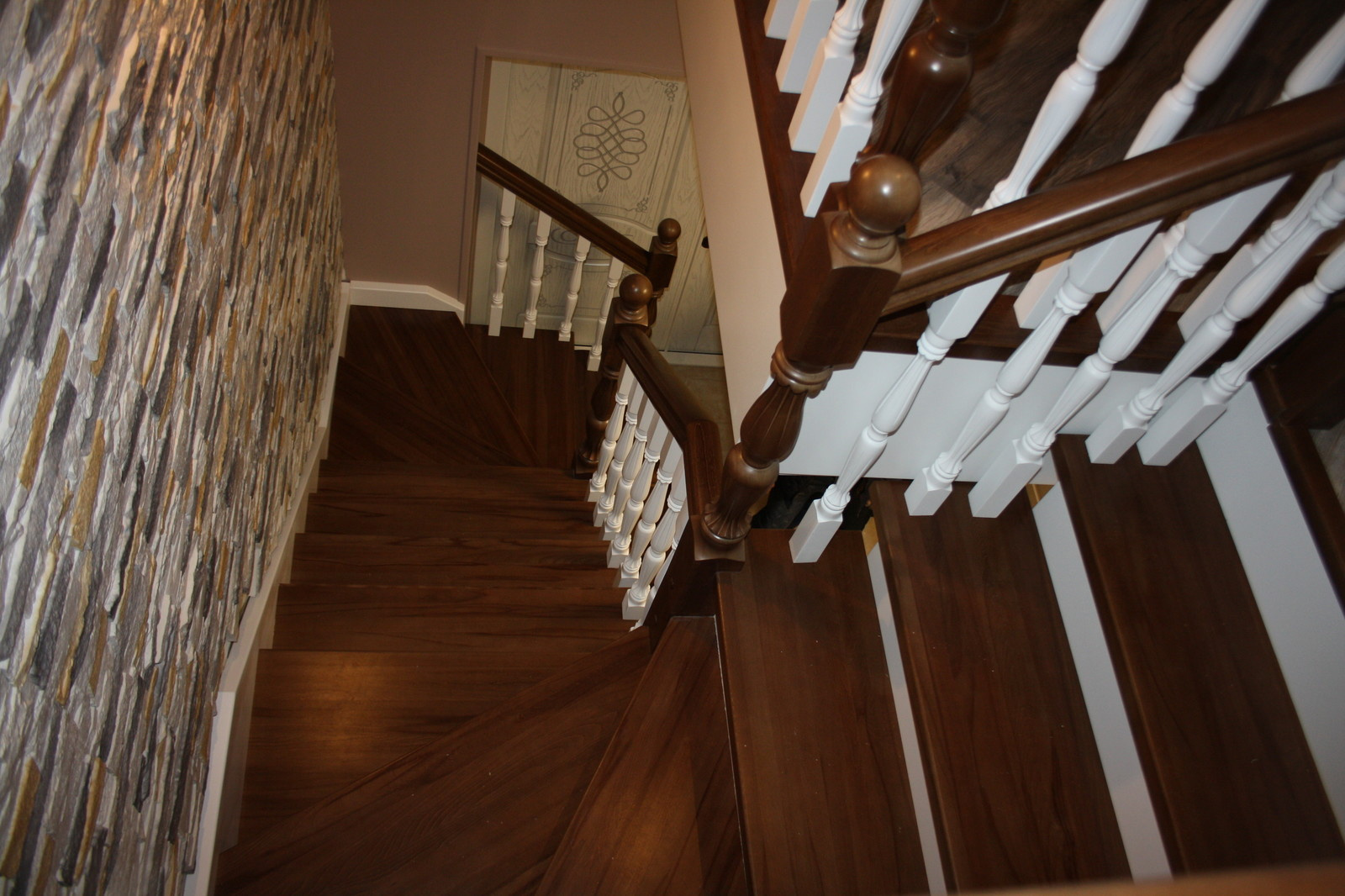 Лестница из бука с контрастной покраской