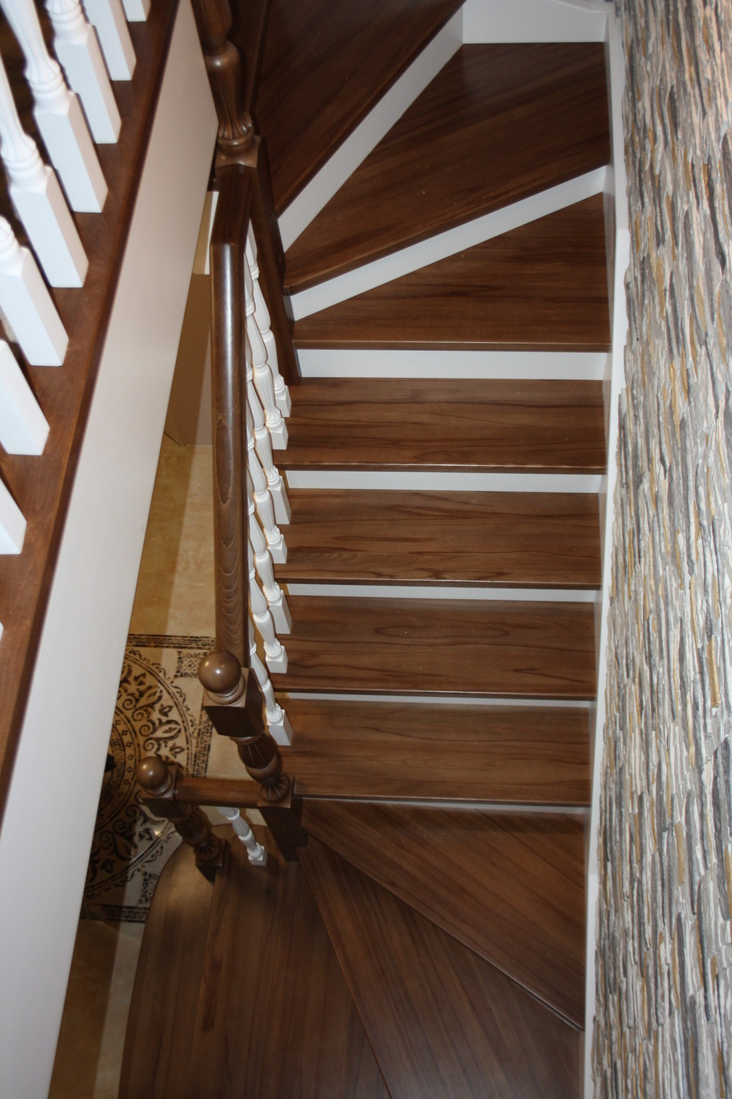 Лестница из бука с контрастной покраской