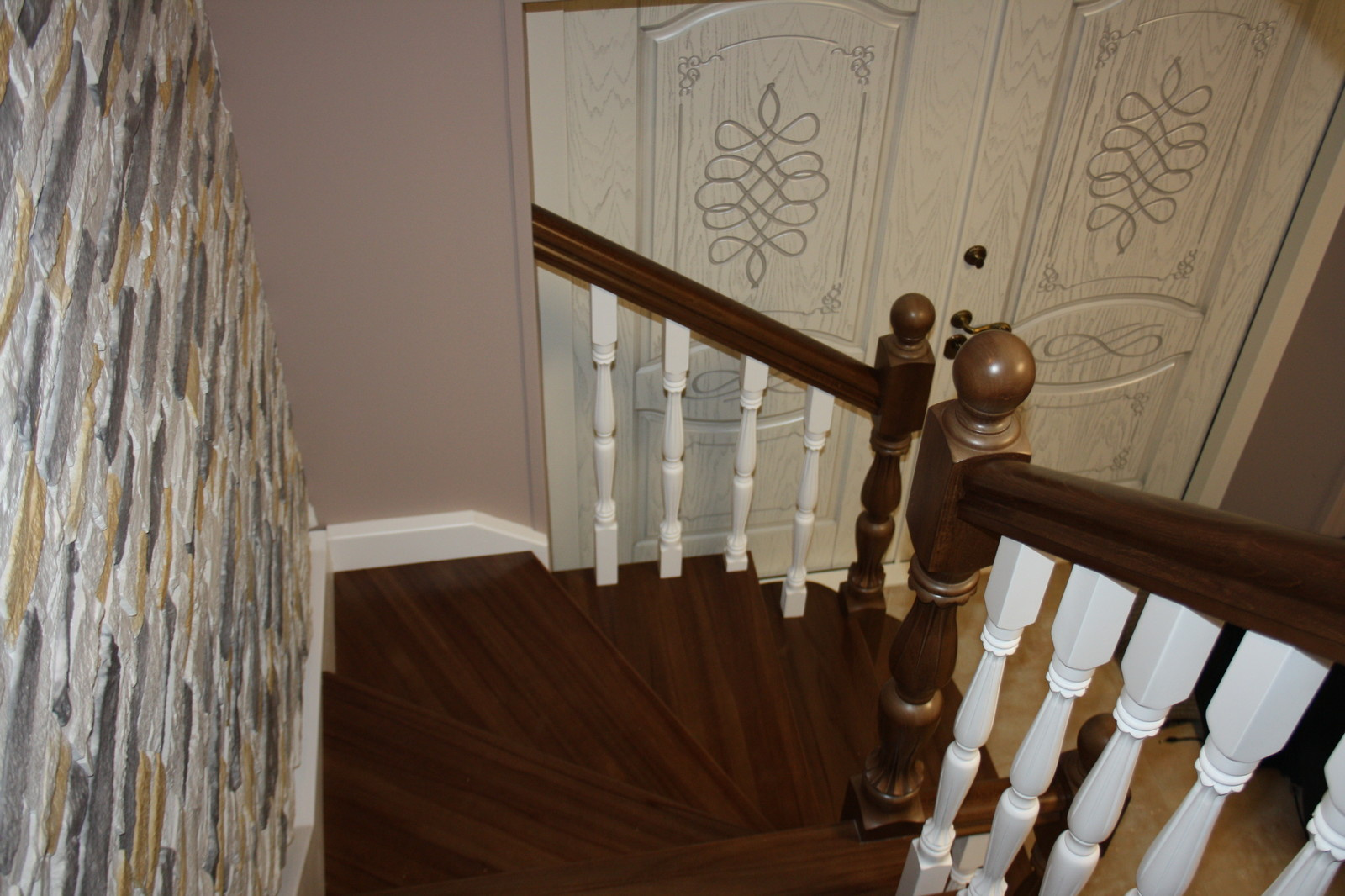 Лестница из бука с контрастной покраской