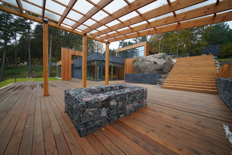 Дом на склоне