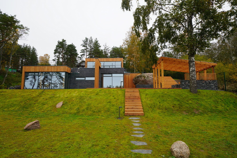 Дом на склоне