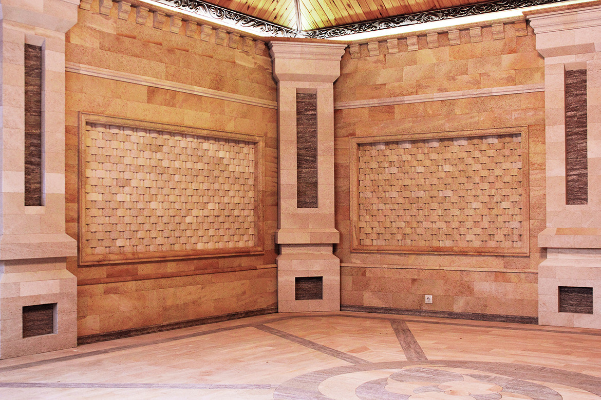 Облицовка природным камнем комплекса для отдыха с беседкой.