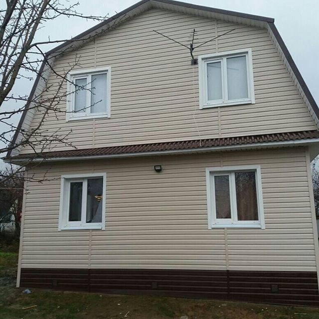 Двухэтажный дом с мансардной крышей