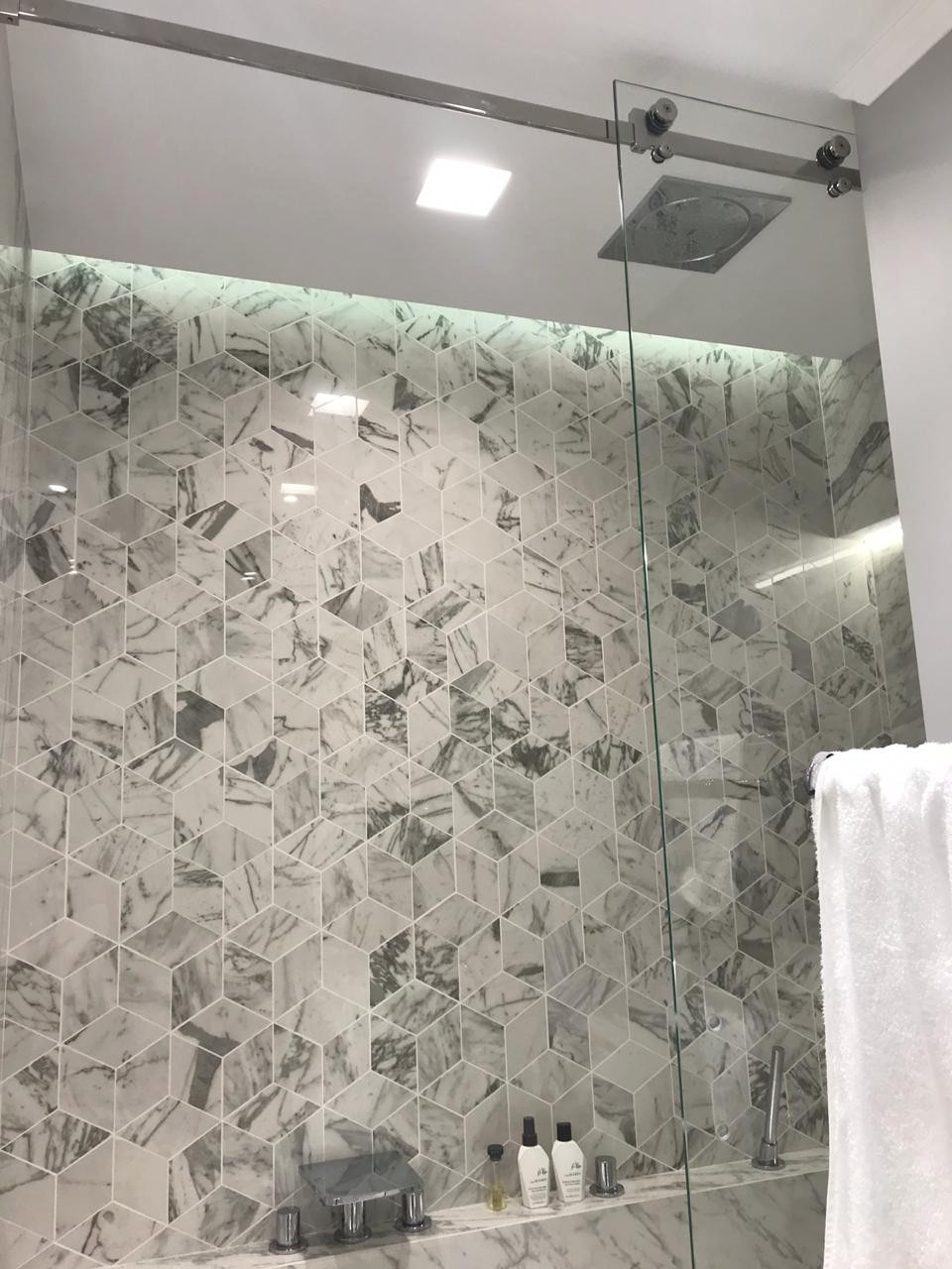 Стеклянное ограждение на ванную