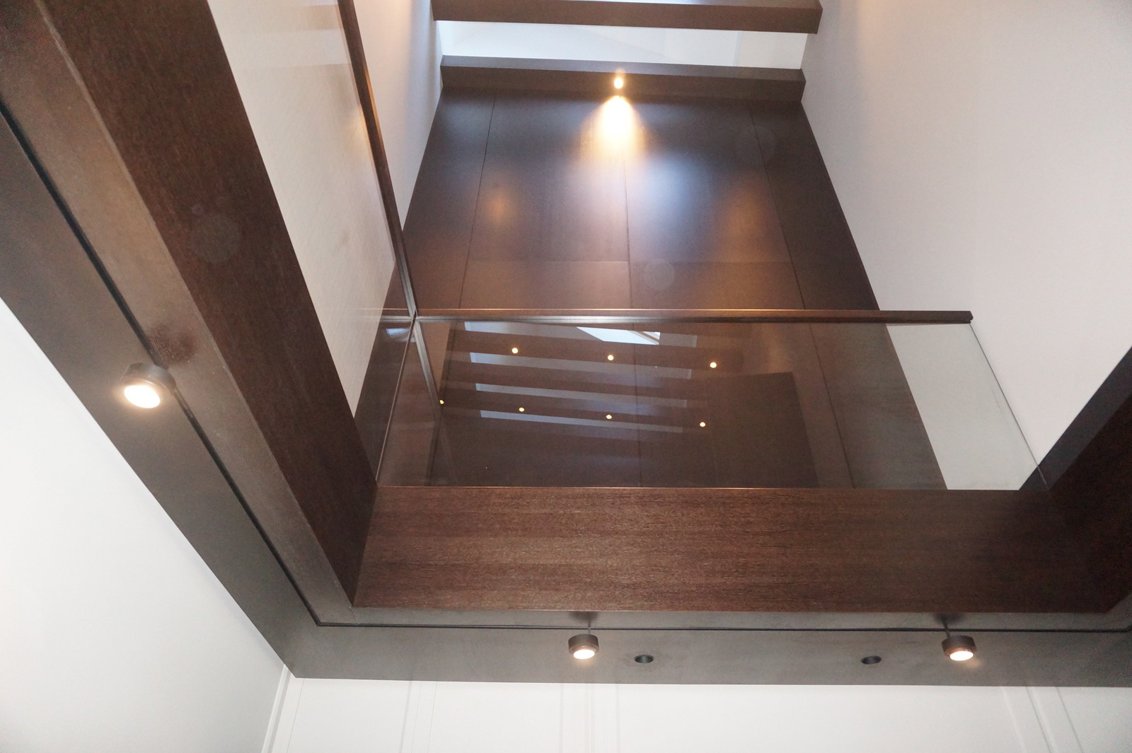 Больцевая лестница со стеклянной стеной в Новогорске