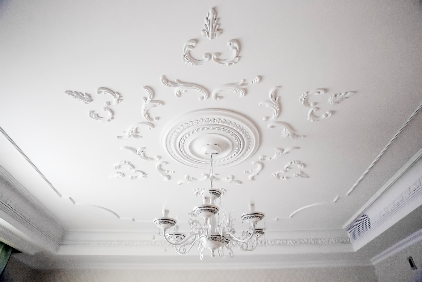 Потолок в классическом интерьере
