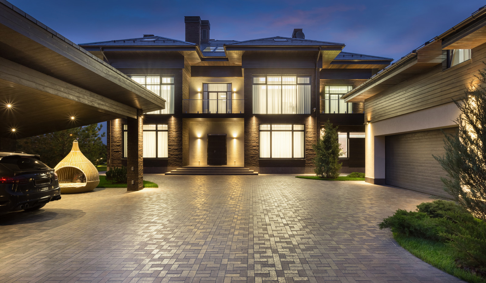 Гараж, навес для машин и фасад загородного дома в посёлке Монтевиль