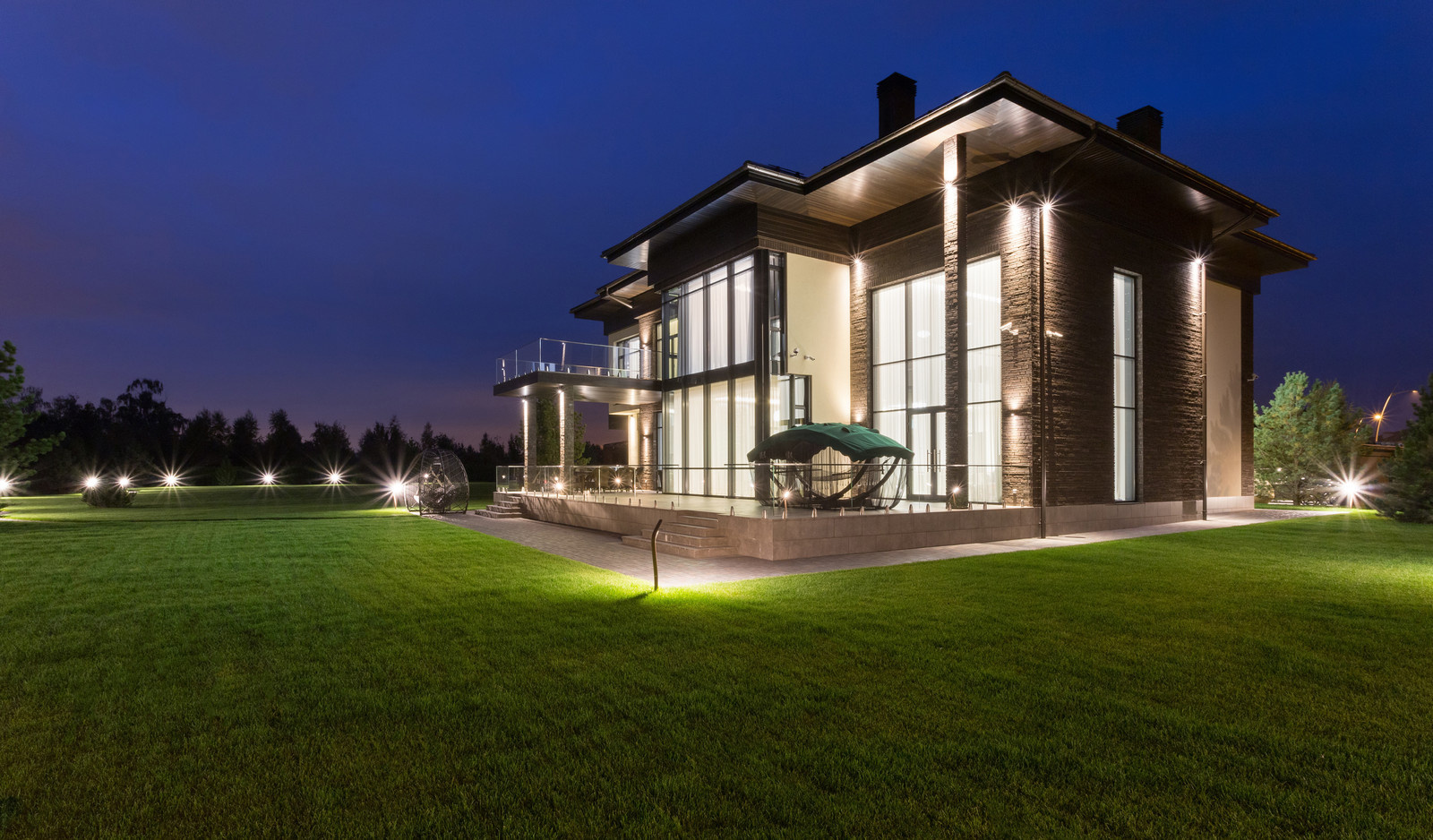 Загородный дом в посёлке Монтевиль - ночная подсветка и внутренний двор